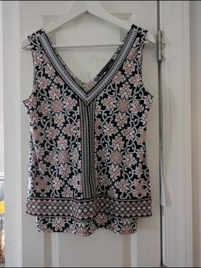 Pretty White House Black Market Bohemian V Neck Top Blouse Small
